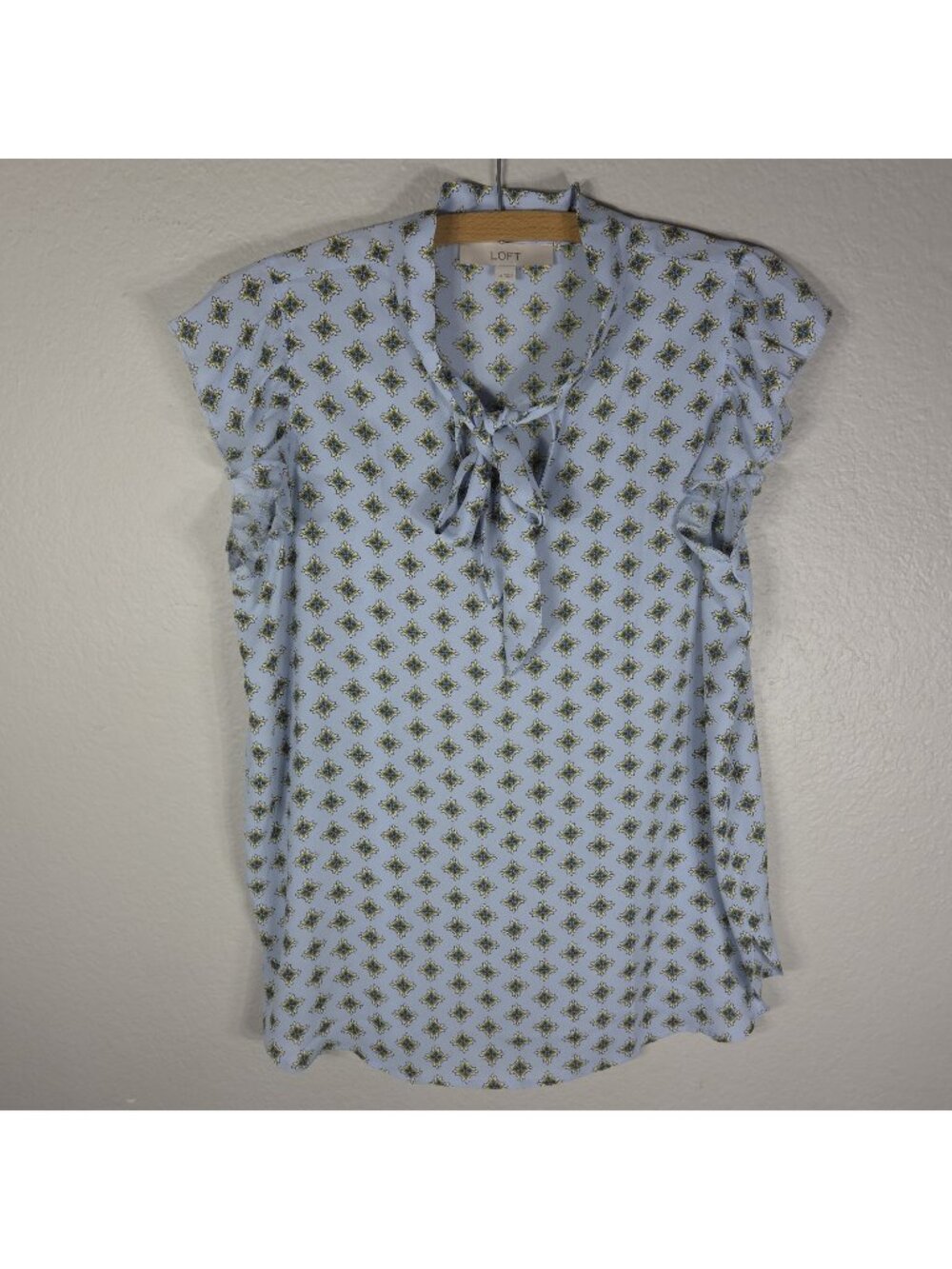 LOFT Flutter Sleeve Top Blouse Tie Neck Size M Light Blue Boho Geometric Pattern